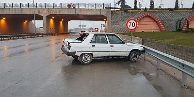 Bariyerlere çarpan araçta bulunan 3 kişi yaralandı