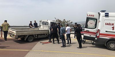 Bariyerlere çarpan kamyonetin sürücüsü yaralandı