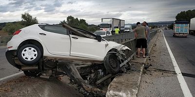 Bariyerlere çarpan otomobildeki 3 kişi yaralandı