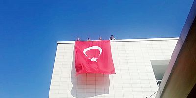 BAYRAKLARLA SÜSLENİYOR