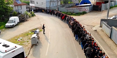 Bayramlaşma kuyruğu 1 kilometreyi buldu