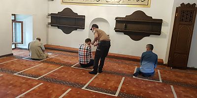 Bekçileri maske dağıttı