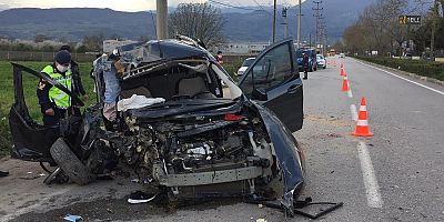 Beton direğe çarpan araçta 4 kişi ağır yaralandı