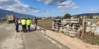 BETON MİKSERİ TARLALIK ALAN’DA DEVRİLDİ