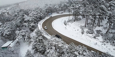 Beyaz örtüyle Uludağ'ın virajları görsel şölene dönüştü