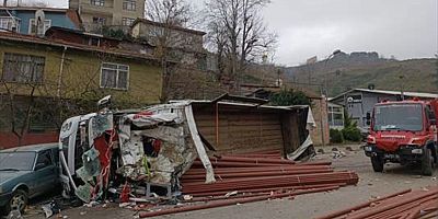 Beykoz'da istinat duvarına çarparak devrilen kamyondaki 2 kişi yaralandı