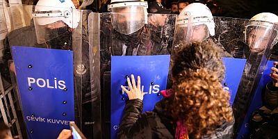 Beyoğlu'nda izinsiz gösteri düzenleyen gruptan bazı kişiler gözaltına alındı