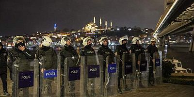 Beyoğlu'nda izinsiz gösteri yapmak isteyen gruba polis müdahale etti