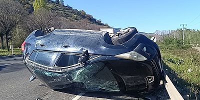 Bilecik Pazaryeri'nde çarpışan otomobillerden biri takla attı: 1 yaralı