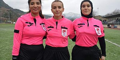 Bilecik'te 3 kadın hakem, kadına yönelik şiddete dikkati çekmek için futbol maçı yönetti