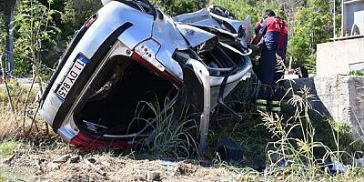 Bilecik'te devrilen otomobilde sıkışan sürücü ağır yaralandı