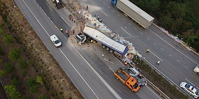 Bilecik'te devrilen tırın sürücüsü yaralandı
