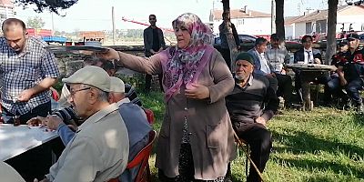 Bilecik'te eşinin yanında 5 yıldır kahvecilik yapan kadın köylünün takdirini topluyor