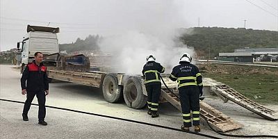 Bilecik'te iş makinesi taşıyan tırın dorsesinde çıkan yangın söndürüldü