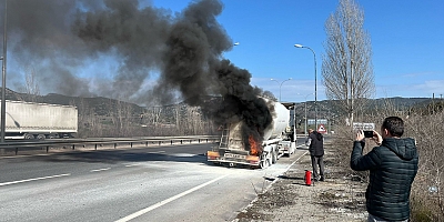 Bilecik'te lastiği bir anda tutuşan tıra anında müdahale