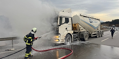 Bilecik'te seyir halindeki beton mikseri bir anda alev aldı