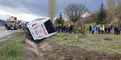 Bilecik'te yolcu otobüsü devrildi, 12 kişi yaralandı