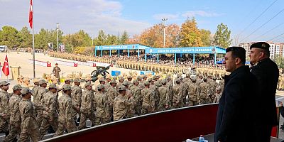 Bilecik Valisi Aygöl, yemin töreninde askerlerin heyecanına ortak oldu