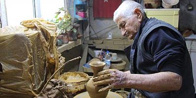 Bilecikli Osman usta 84 yılını geçirdiği çömlekçi çarkına veda etti