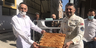 Börek arabası çalınan Habip amcaya, rekortmen börekçi el uzattı 