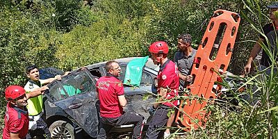 Bozüyük'te şarampole devrilen otomobildeki 3 kişi yaralandı