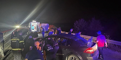 Bozüyük'te tıra çarpan otomobildeki 2 kişi yaralandı