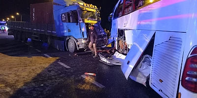 Bozüyük'te yolcu otobüsü ile tır çarpıştı: 20 yaralı