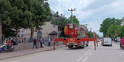Budama yaparken ağaç üzerinde fenalaşan vatandaşın imdadına İtfaiye Ekipleri yetişti