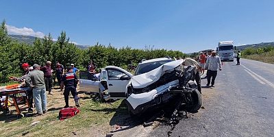BURSA - 2 otomobilin çarpıştığı kazada 4 kişi yaralandı