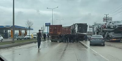 Bursa-Ankara-Eskişehir Karayolu'nda Kamyon ile Tır Çarpıştı, Trafik Uzun Süre Kapalı Kaldı