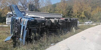 Bursa-Ankara kara yolunda devrilen tırın sürücüsü yaralandı