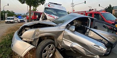 Bursa Barakfakih’te Ambulans ile Otomobil Çarpıştı: Yaralılar Hastaneye Kaldırıldı