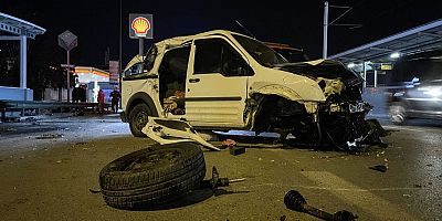 BURSA - Bariyere çarpıp takla atan araçtaki 2 kişi yaralandı