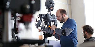 Bursa’da 40 günde üretilen yerli insansı robot Tomyris 9 mimik yapabiliyor