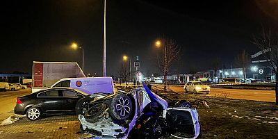 Bursa'da ağaca çarpıp taklalar atan otomobildeki iki kişi öldü