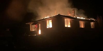 Bursa'da alevli gece...Köy evi alevlere teslim oldu
