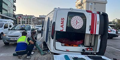 Bursa'da ambulansla otomobilin çarpıştığı kazada 2 kişi yaralandı