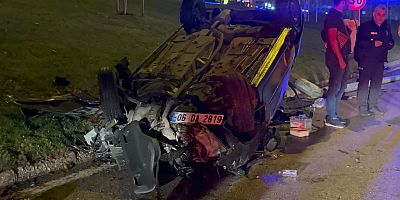 Bursa'da aydınlatma direğine çarpan otomobildeki 2 kişi yaralandı