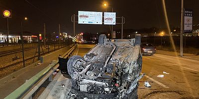 Bursa'da aydınlatma direğine çarpıp takla atan otomobildeki 3 kişi yaralandı