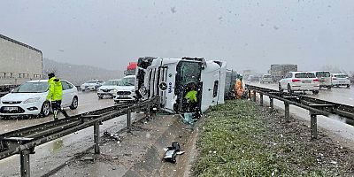 Bursa'da aynı yerde kaza yapan iki tırdan birinin sürücüsü yaralandı