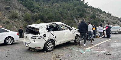 Bursa'da bariyere çarpan otomobildeki 5 kişi yaralandı