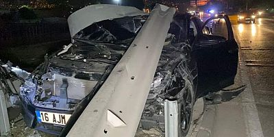 Bursa'da bariyerlere çarptıktan sonra otomobili terk eden sürücü aranıyor