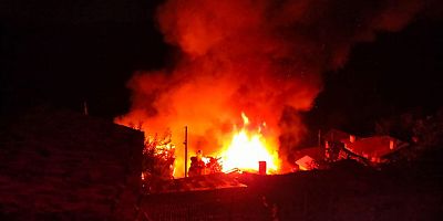 Bursa'da bir evde çıkan ve bitişikteki 2 eve sıçrayan yangın kontrol altına alındı