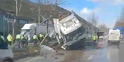 Bursa’da Buzlanma nedeniyle kontrolden çıkan tır refüje girdi