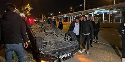 Bursa'da çekiciye çarpıp takla atan otomobildeki 2 kişi yaralandı