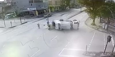 Bursa'da çöp kamyonu refüje girdikten sonra takla attı: Kaza anı kamerada