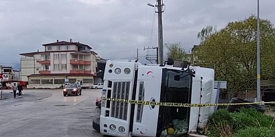 Bursa'da demir yüklü tırın devrildiği anlar kameraya yansıdı