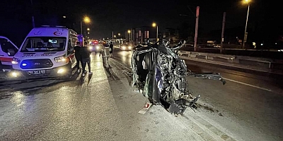 Bursa'da devrilen otomobilde sıkışan sürücü yaralandı