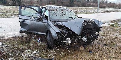 Bursa'da direğe çarpan otomobildeki 2 kişi yaralandı