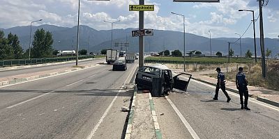Bursa'da direğe çarpan otomobilin sürücüsü ağır yaralandı